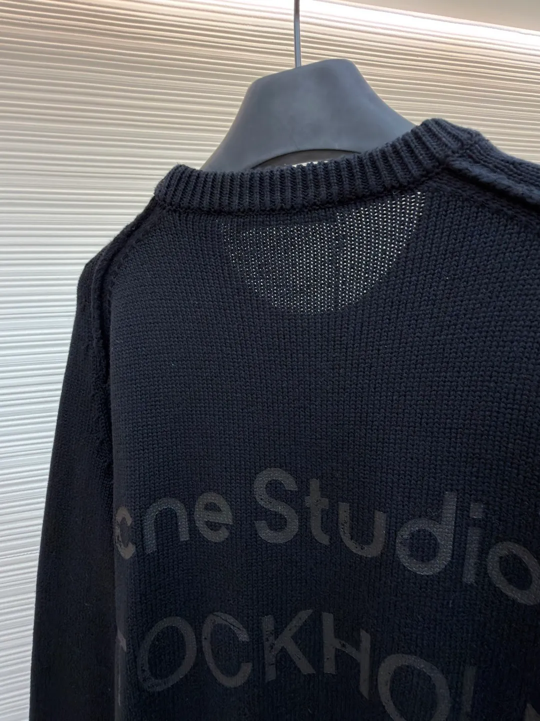 Acne Studios printed logo sweater ●Original version: Purchased and developed for 6500 ●Item number: 1682092-A85 ●Fabric: wool blended fabric ●Technology: Glue printing ●Color: black ●Version: Fitted version ●Weight: about 905 grams ●Size: XS-S-M-L ●Description: Custom-woven plateau yak gold wool, soft and delicate, comfortable and close to the skin, classic black tones exude an innate sense of luxury, swallowed by warmth The front panel is a high-end minimalist blank design, and the back panel is printed with the Acne Studios 1996 logo pattern as an embellishment. Sweeping the starting point of fashion. Deep black and carbon black fibers are interlaced to make simplicity more versatile. Comes with advanced filters. It shows a unique fashion attitude in minimalism and uses glue printing. The printing has been modified three times with the film screen. Use glue liquid paint to print the pattern on the fabric. Bake the fabric to fix the printing pattern. Garment washing water softening and deodorizing process uses professional washing equipment and specific detergents to deeply clean and deodorize clothes to improve the feel and appearance of clothes. The overall wiring is straight and delicate, the fabric is comfortable and soft, and the color is consistent without color difference. It can be matched with the same style to create a fashionable look and control various occasions. Customized accessories, complete with three standards, same style for men and women!